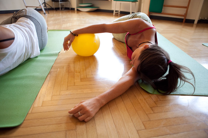 Pilates: allena addominali e schiena con la softbal - Donna Moderna